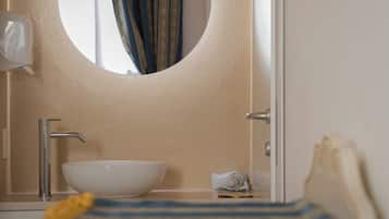 Doppia Deluxe | Bagno | Doccia, asciugamani, shampoo, carta igienica