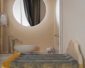 Habitación Deluxe doble | Baño | Ducha, toallas, champú y papel higiénico