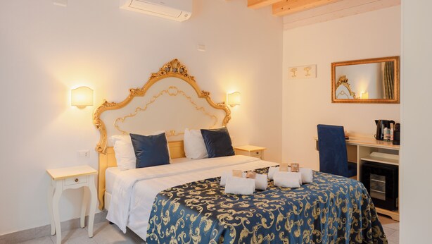 Deluxe Double Room | WiFi (free), bed sheets - FloVe' Rooms Venice (Venice)