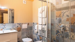 Deluxe Double Room | Bathroom | Shower, bidet, towels, shampoo - FloVe' Rooms Venice (Venice)