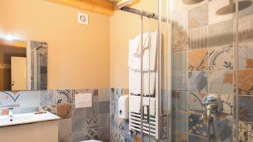 Habitación doble Deluxe | Baño | Regadera, toallas, shampoo, papel de baño