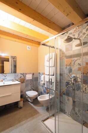 Phòng đôi Deluxe | Phòng tắm | Buồng tắm vòi sen, khăn tắm, dầu gội, giấy vệ sinh