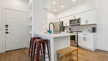 Een koelkast, een microgolfoven, een oven, een kookplaat