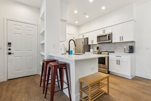 冷蔵庫、電子レンジ、オーブン、コンロ