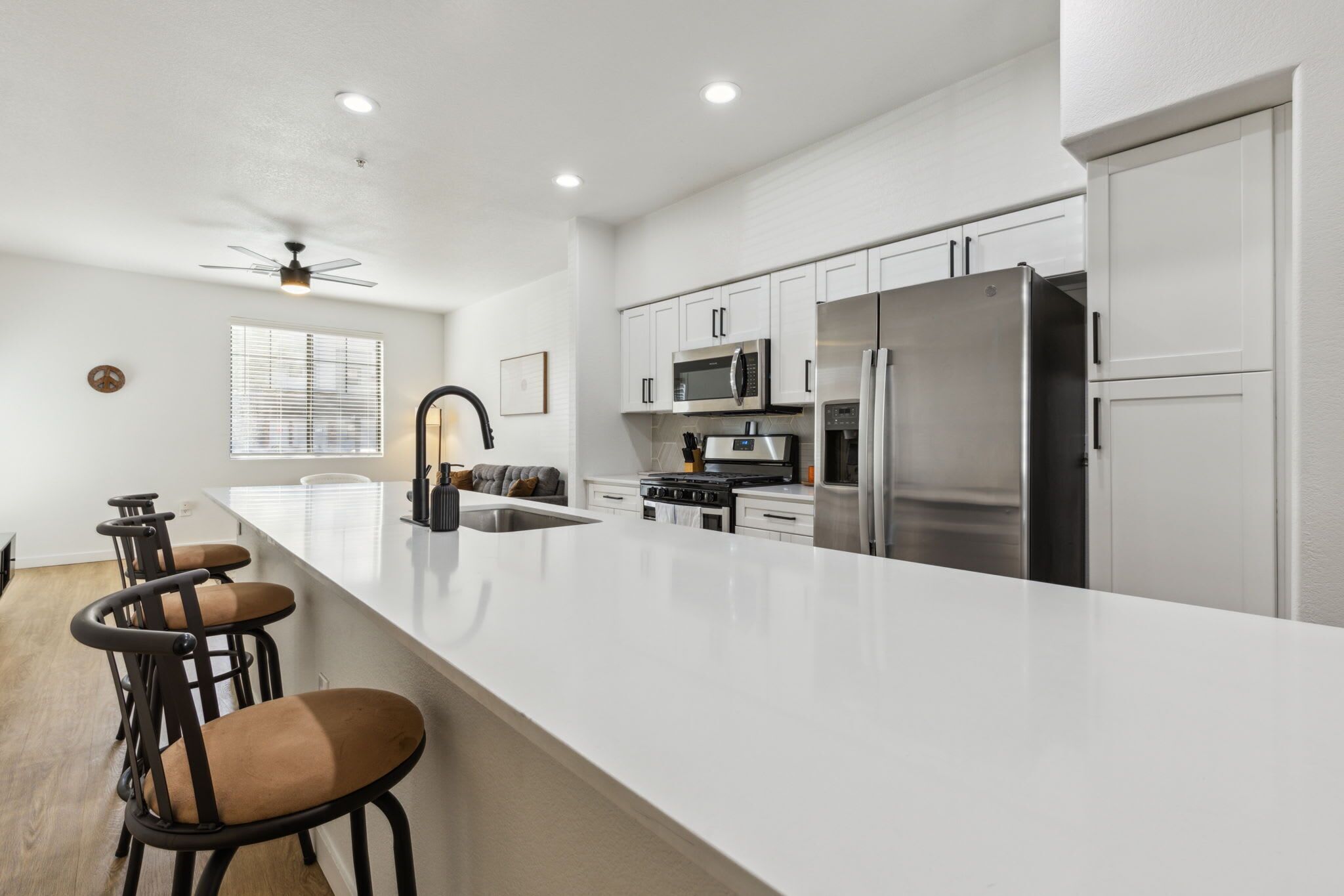 Jääkaappi, mikroaaltouuni, uuni, liesi