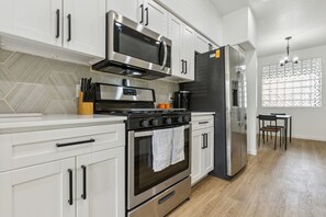 Frigorífico, microondas, horno y placa de cocina