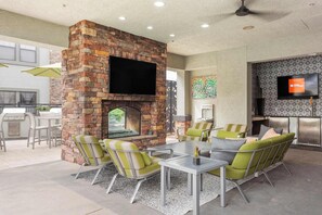 Dining - CozySuites Glendale by the stadium with pool! 26 (Glendale)