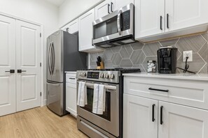 Een koelkast, een magnetron, een oven, een kookplaat