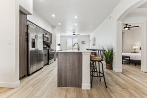 Fridge, microwave, oven, stovetop - CozySuites Glendale by the stadium with pool! 20 (Glendale)