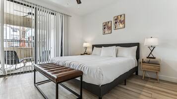 1 dormitorio, escritorio, tabla de planchar con plancha y wifi