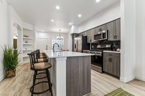 冰箱、微波炉、烤箱、炉灶