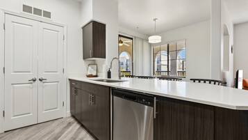 Een koelkast, een magnetron, een oven, een kookplaat