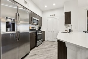 Refrigerador, microondas, horno, placa de cocina