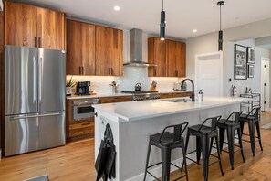 Een koelkast, een microgolfoven, een oven, een kookplaat