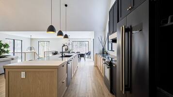 冰箱、微波炉、烤箱、炉灶