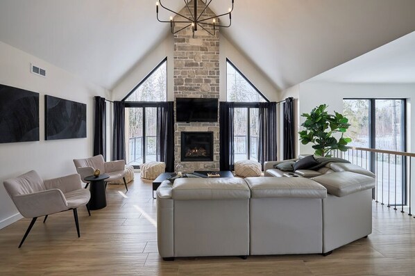 TV, fireplace