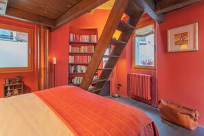 Lägenhet - 1 sovrum (1 Bedroom) | 1 sovrum, arbetsyta för laptop, strykjärn/strykbräda och barnsängar