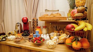 Un buffet de petit-déjeuner proposant une variété d'aliments et de boissons.
