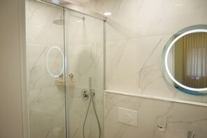 Standard-Doppelzimmer | Badezimmer | Dusche, Haartrockner, Hausschuhe, Handtücher