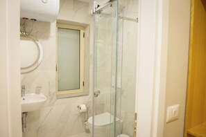 Chambre Double Standard | Salle de bain | Douche, sĂšche-cheveux, chaussons, serviettes fournies