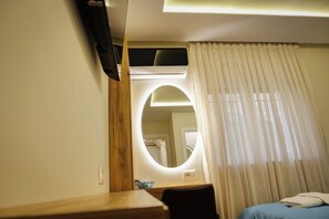 Habitación estándar con 1 cama doble o 2 individuales | Escritorio, espacio para trabajar con un portátil, cortinas opacas