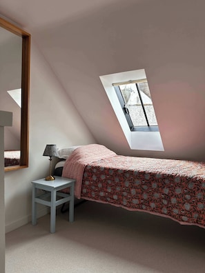 2 chambres, bureau, fer et planche à repasser, lit parapluie