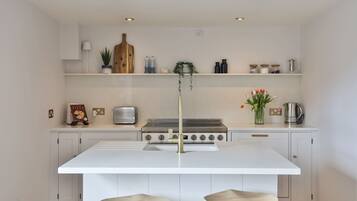 Een koelkast, een magnetron, een oven, een kookplaat