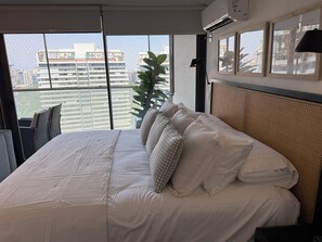 2 bedrooms, iron/ironing board, WiFi