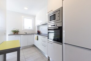 Fridge, microwave, oven, coffee/tea maker