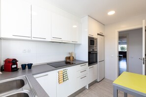 Fridge, microwave, oven, coffee/tea maker