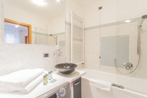 Bathroom - Volta Apartment by Rent all Como (Como)