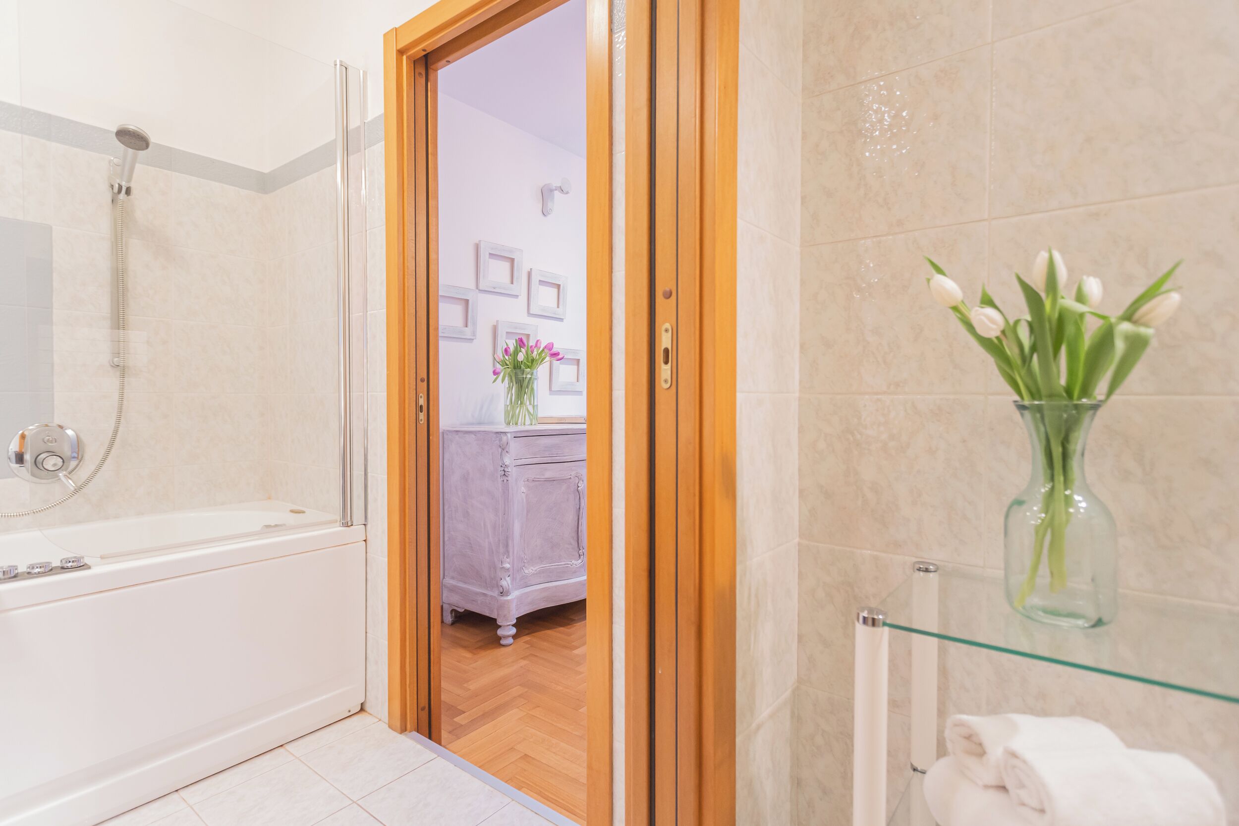 Apartment (1 Bedroom) | Bathroom | Combined shower/tub, jetted tub, bidet, towels