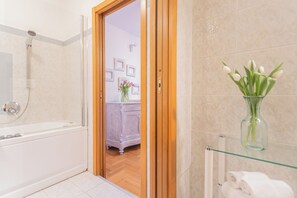 Leilighet (1 Bedroom) | Bad | Kombinert dusj/badekar, boblebad, bidé og håndklær