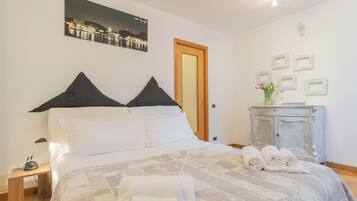 Apartment (1 Bedroom) | 1 bedroom, laptop workspace, iron/ironing board, bed sheets