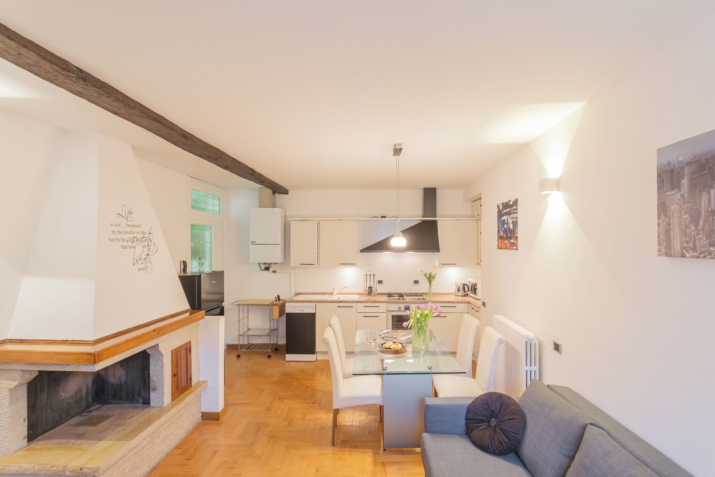 Appartement (1 Bedroom) | Woonruimte | Een 32-inch smart-tv met digitale zenders