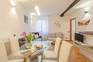 Apartment (1 Bedroom) | Living area | 32-inch Smart TV with digital channels - Volta Apartment by Rent all Como (Como)