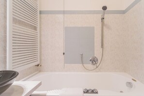 Apartment (1 Bedroom) | Bathroom | Combined shower/bathtub, jetted bath, bidet, towels - Volta Apartment by Rent all Como (Como)