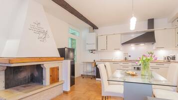 Apartament (1 Bedroom) | Cuina privada | Cafetera exprés, microones, forn i bullidora elèctrica