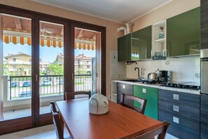 Fridge, oven, stovetop, coffee/tea maker