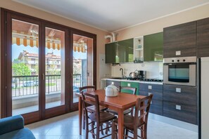 Réfrigérateur, four, plaque de cuisson, cafetière/bouilloire