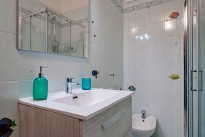 Dusche, Haartrockner, Bidet