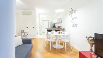 Huoneisto (1 Bedroom) | Oleskelualue | 32–tuumainen televisio, jossa digitaalikanavat