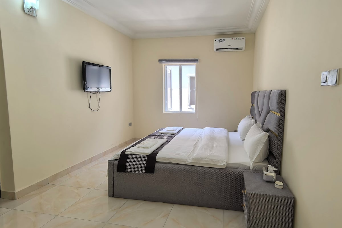 Doppia Luxury, vista cortile | Una scrivania, postazione laptop, Wi-Fi gratuito