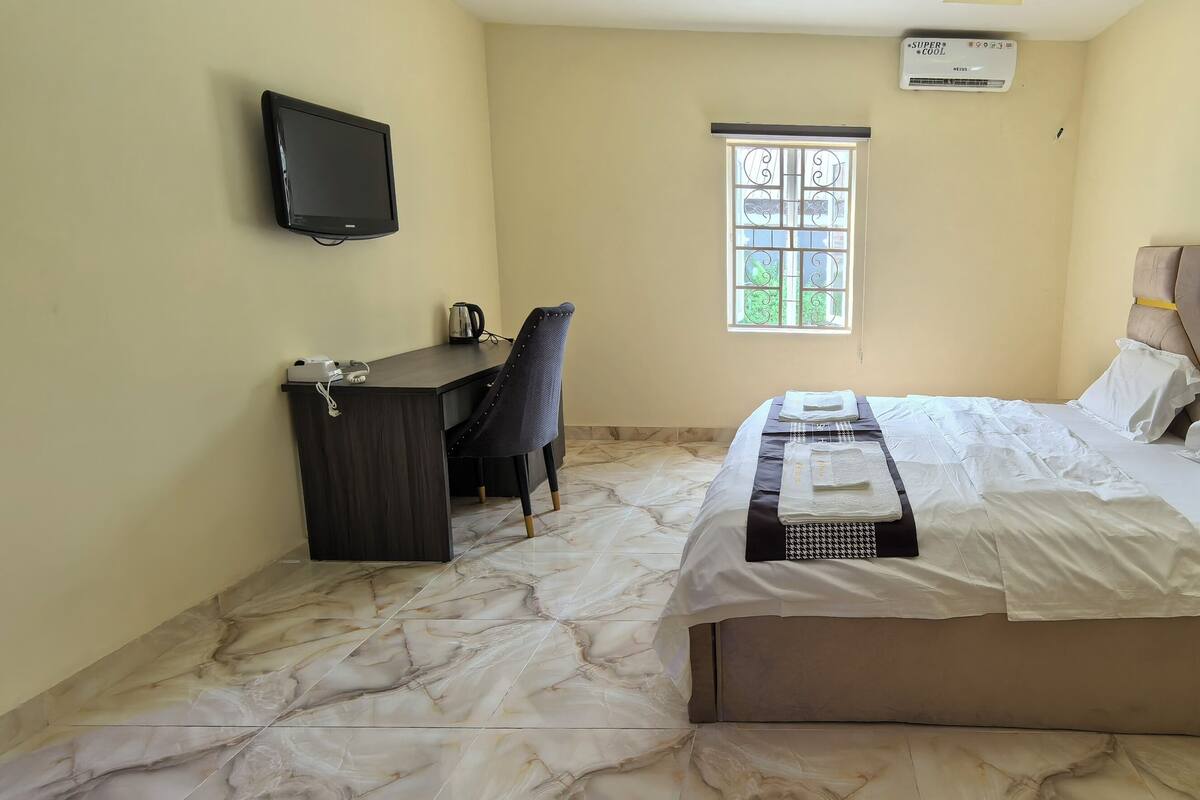 Classic Double Room, Courtyard View | Meja, ruang kerja komputer riba, Wi-fi percuma 