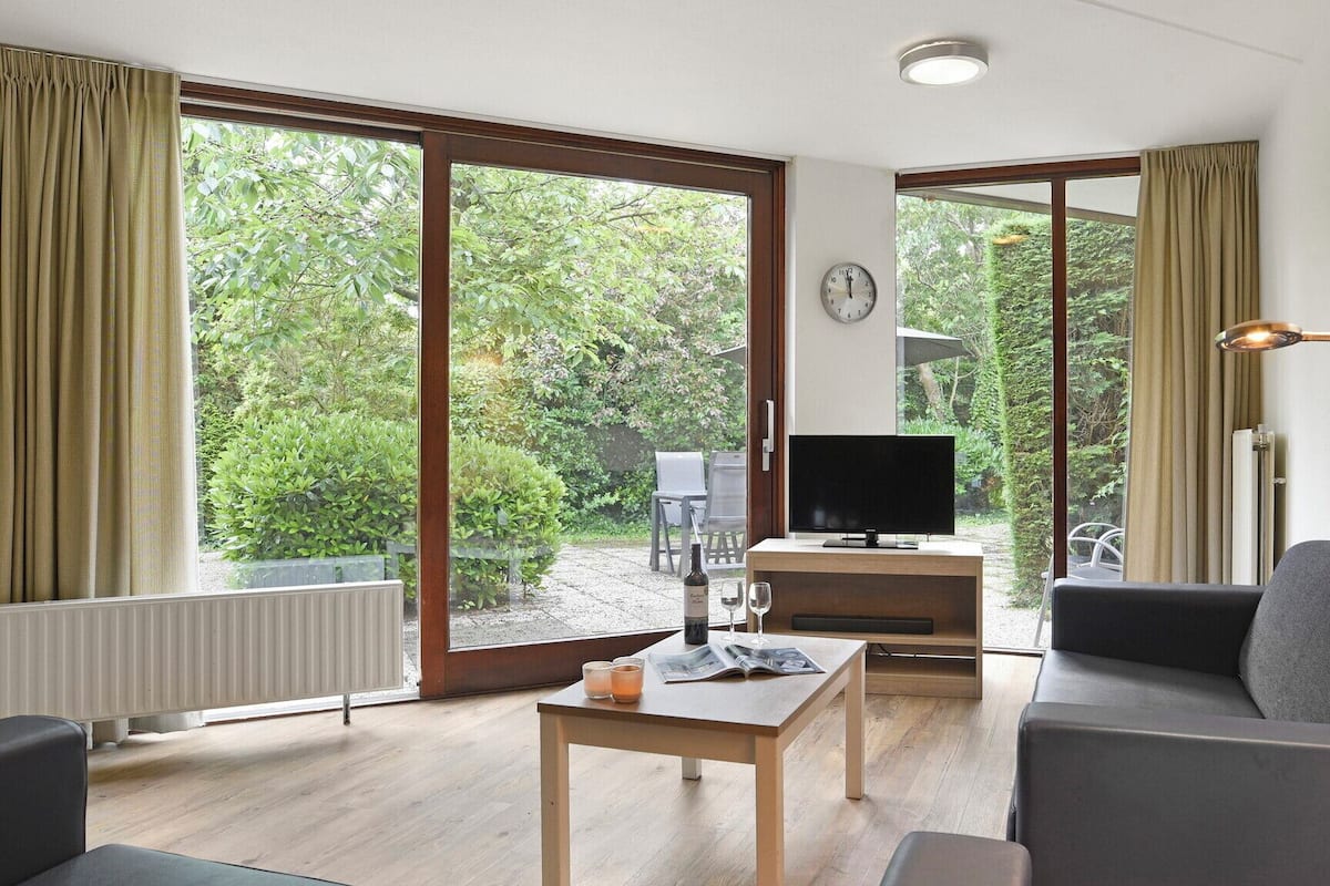 Bungalow (4O-bungalow) | Living room | TV