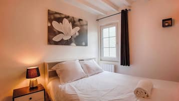 2 bedrooms, travel crib, WiFi, bed sheets