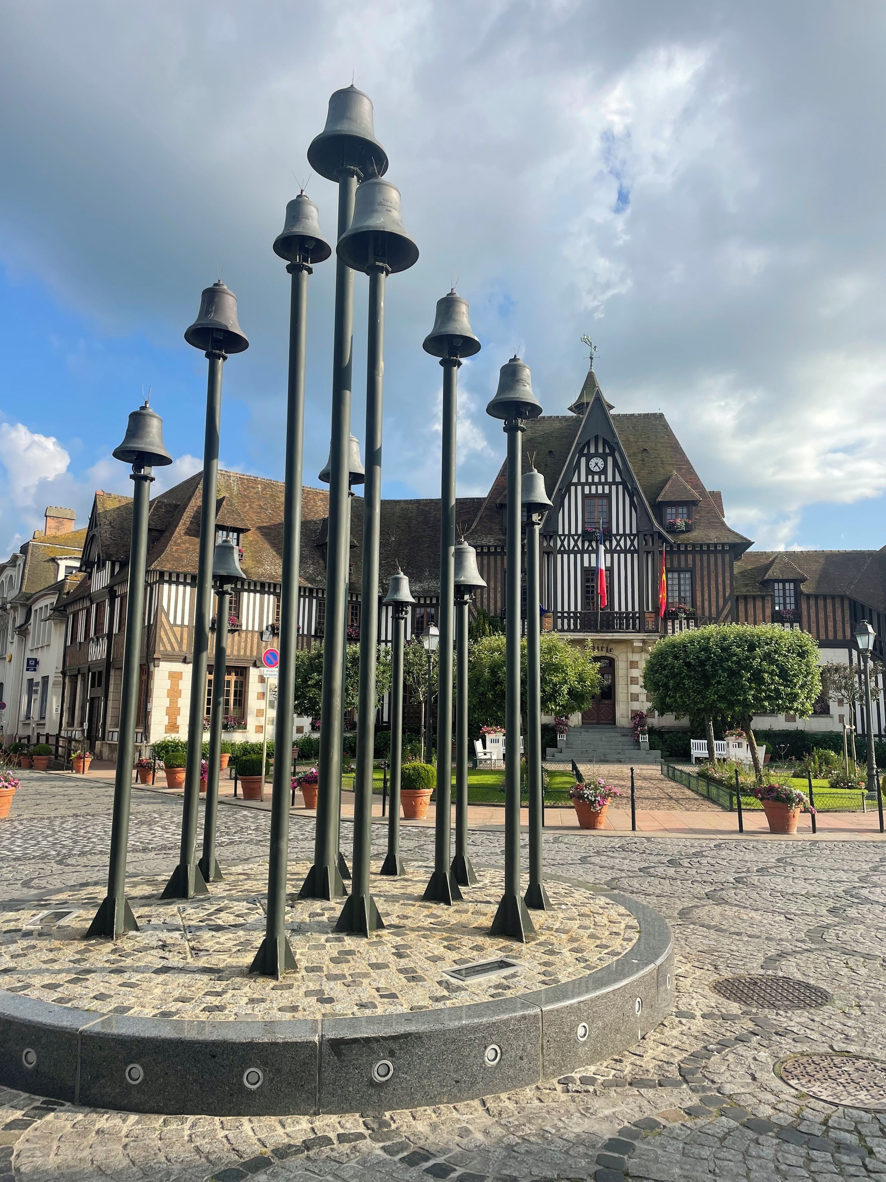 Il s’agit d’un bâtiment historique de style architectural européen traditionnel, doté d’une tour horloge et d’un jardin bien entretenu.