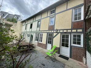 Outdoor dining - Small house with courtyard on market square in town center (Deauville)