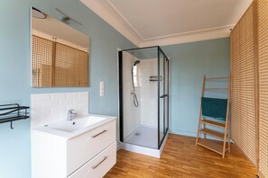 Haartrockner, Handtücher, Seife, Toilettenpapier
