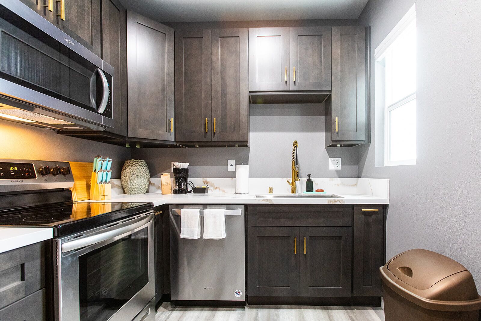 ثلاجة، ميكروويف، فرن، موقد طهي مسطح